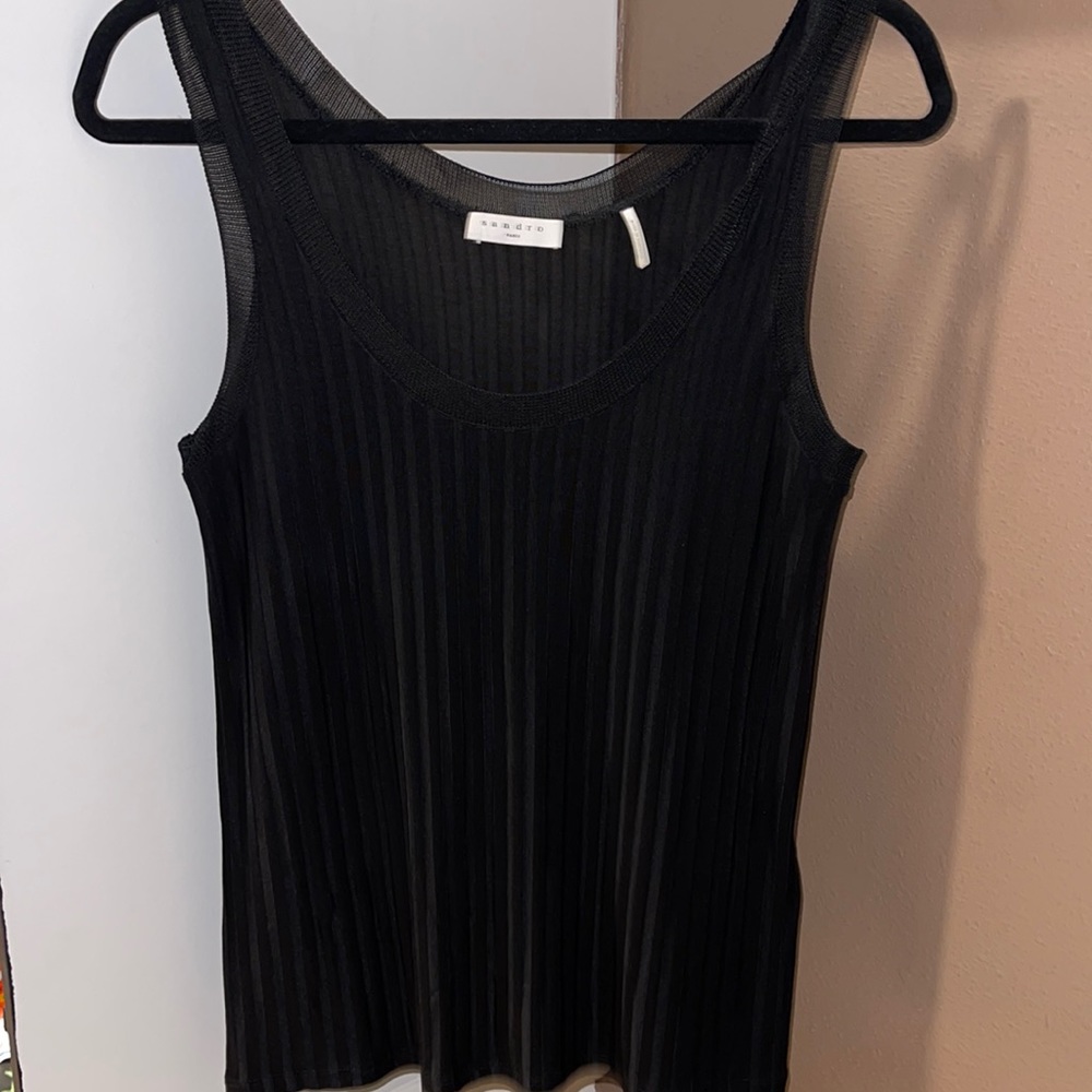 Sleeveless black cool top!